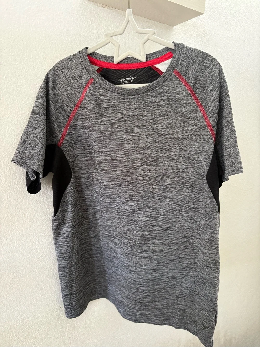 Old Navy Active Gray Performance Athletic T-Shirt Short Sleeve Red Black Detail